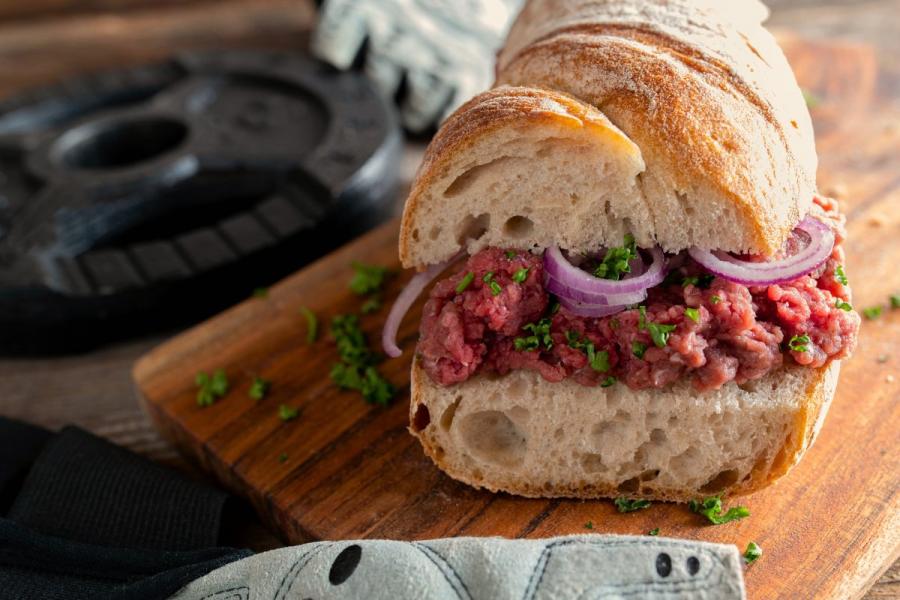 Cannibal sandwich with ground meat, red onion and parsley.