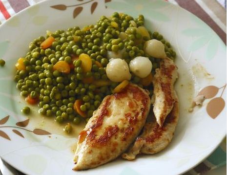 Chicken breast with peas and onions.